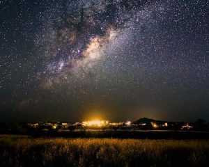 Nicht nur bei Nacht ein Hingucker: Die Hohenstein Lodge im Erongo-Gebirge
