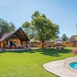 Namibia Otjiwarongo Kambaku Safari Lodge Pool Iwanowskis Reisen - afrikal.de