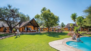 Namibia Otjiwarongo Kambaku Safari Lodge Pool Iwanowskis Reisen - afrikal.de