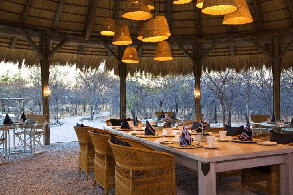 Namibia Etosha National Park Mushara Bush Camp Restaurant Iwanowskis Reisen - afrika.de
