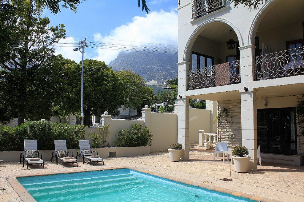 Südafrika Kapstadt De Tafelberg Guesthouse Pool Iwanowskis Reisen - afrika.de