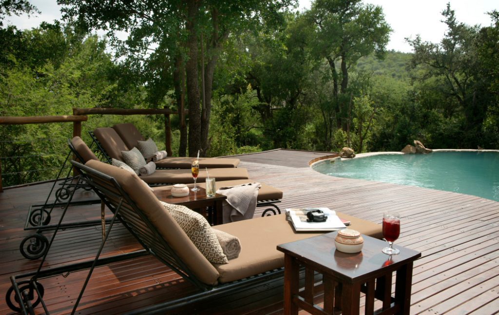 Südafrika Madikwe Game Reserve Impodimo Lodge Pool Iwanowskis Reisen - afrika.de