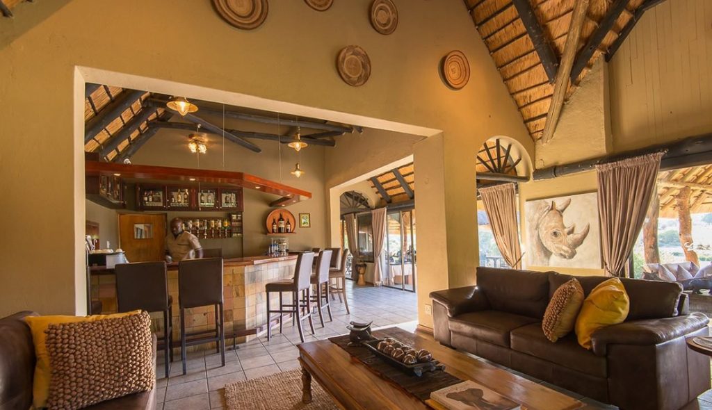 Südafrika Sabi Sands Inyati Game Lodge Bar Lounge Iwanowskis Reisen - afrika.de