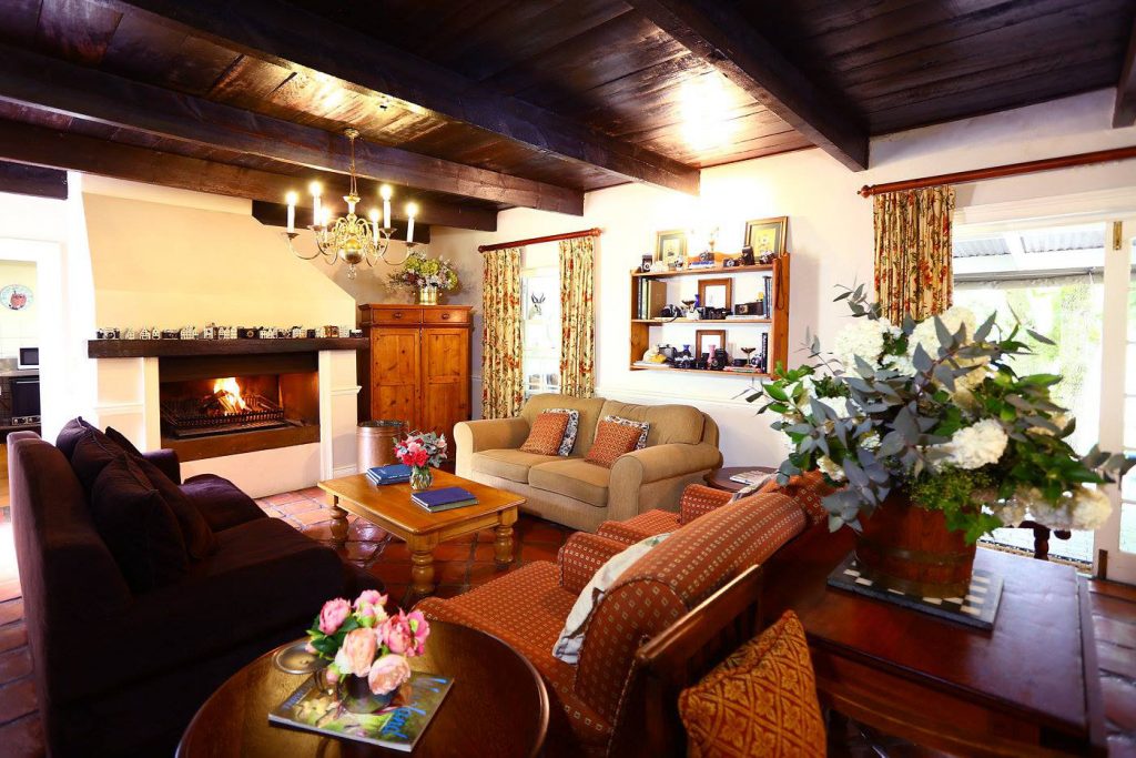 Südafrika Stellenbosch Knorhoek Guest House Lounge Iwanowskis Reisen - afrika.de
