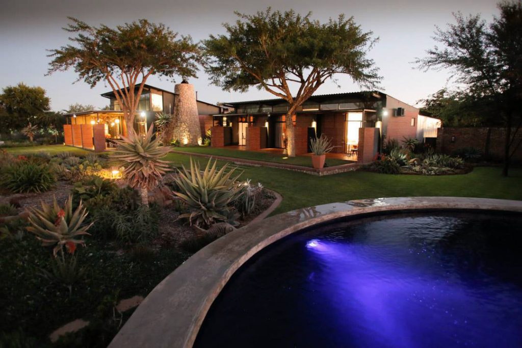 Südafrika Bloemfontein Liedjiesbos Guesthouse Pool Iwanowskis Reisen - afrika.de