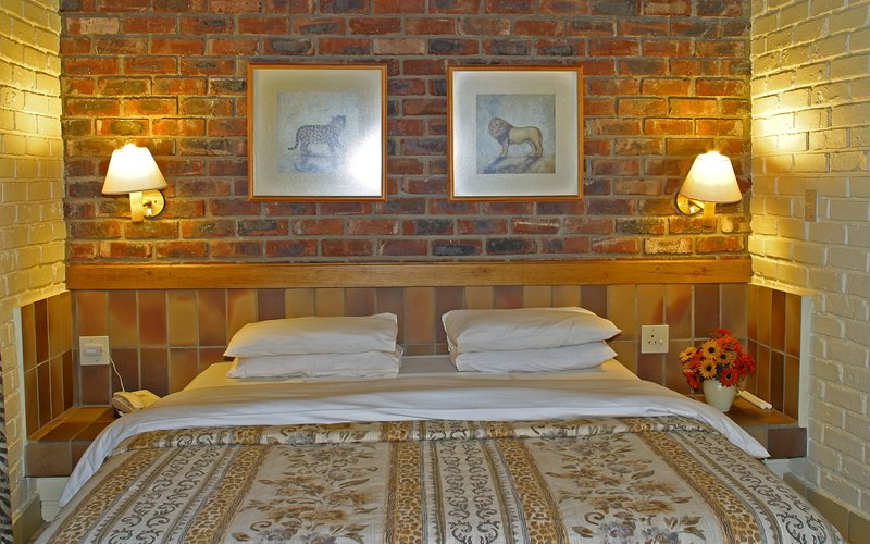 Südafrika Pilanesberg Manyane Resort Chalet Schlafzimmer Iwanowskis Reisen - afrika.de