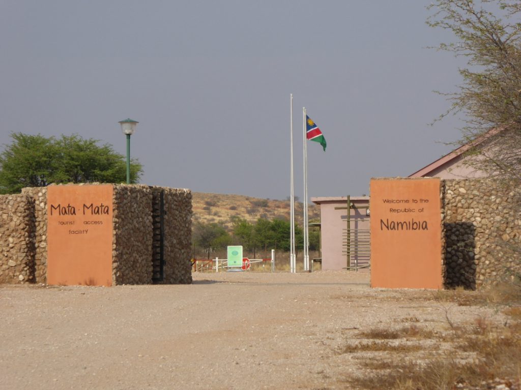 Südafrika Kgalagadi Transfrontier Park Mata Mata Camp Einfahrt Iwanowskis Reisen - afrika.de