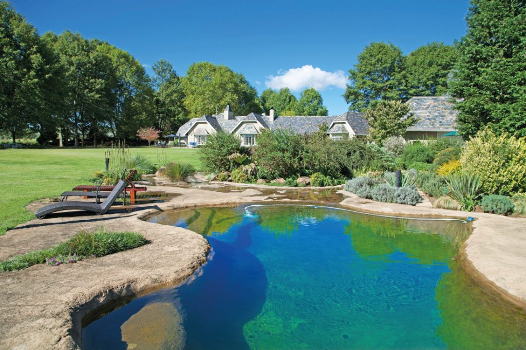 Südafrika Südliche Drakensberge Moorcroft Manor Pool Iwanowskis Reisen - afrika.de