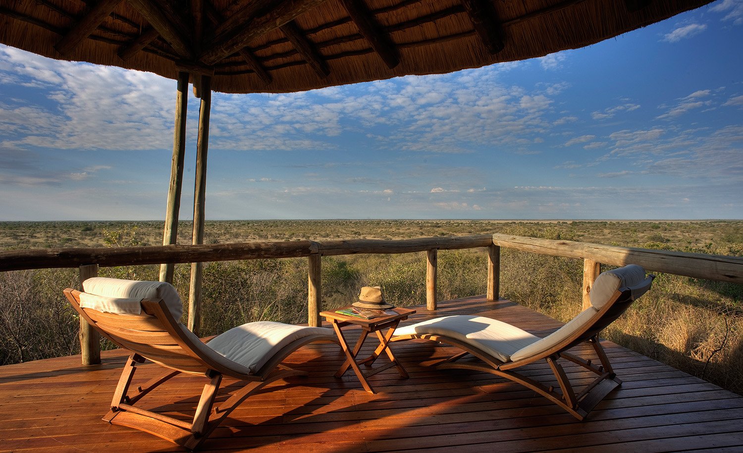 Botswana Central Kalahari Tau Pan Camp Terrasse Iwanowskis Reisen - afrika.de