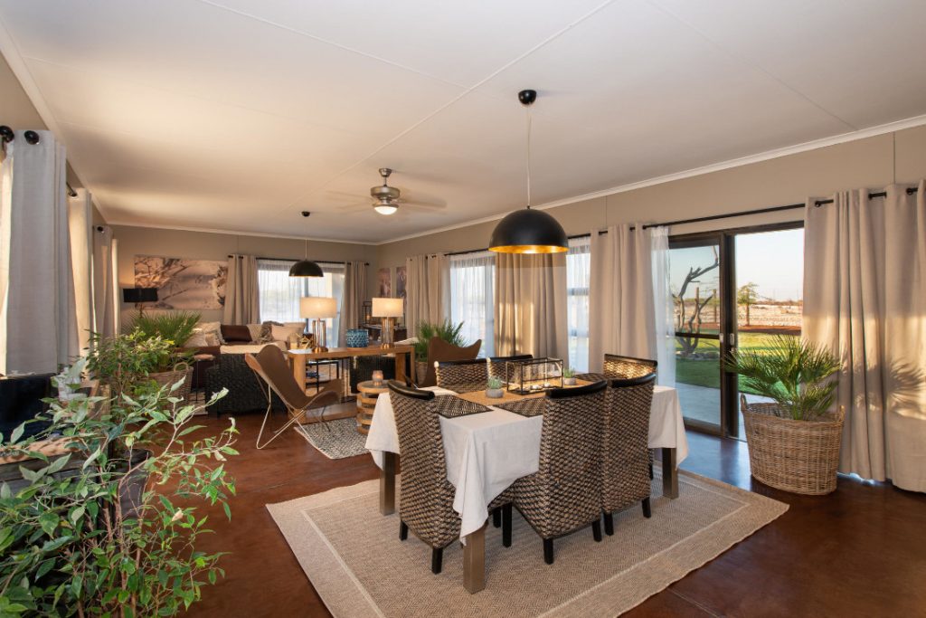 Namibia Etosha Heights Private Game Reserve Safari House Wohnzimmer Iwanowskis Reisen - afrika.de