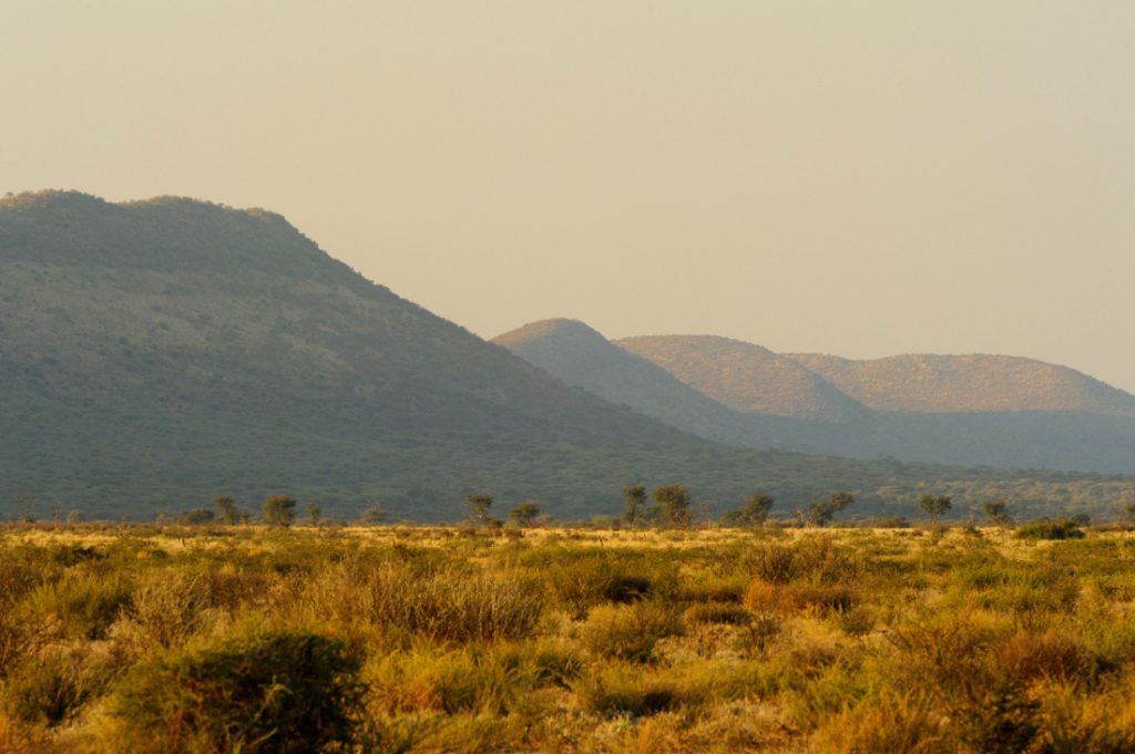 Namibia Dordabis Eningu Clayhouse Lodge Landschaft Umgebung Iwanowskis Reisen - afrika.de