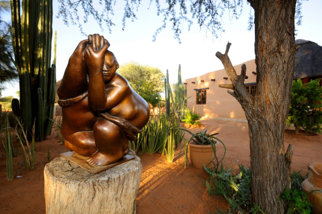 Namibia Dordabis Eningu Clayhouse Lodge Skulptur Dörte Berner Iwanowskis Reisen - afrika.de