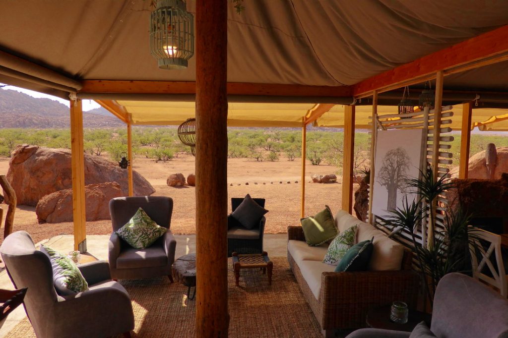 Namibia Twyfelfontein Adventure Camp Lounge Iwanowskis Reisenen - afrika.de