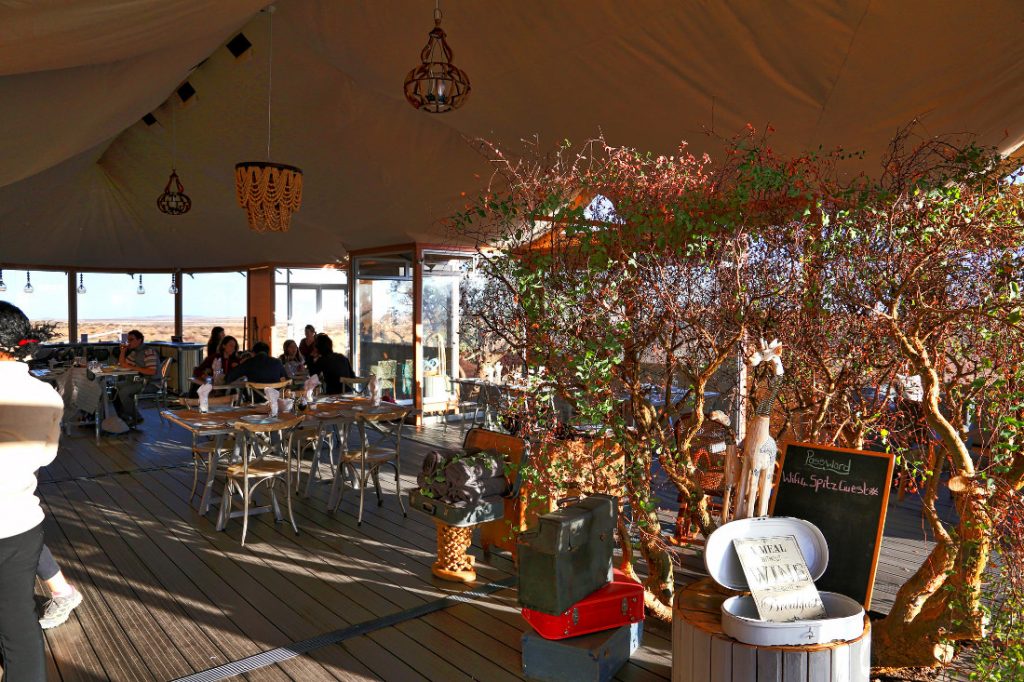 Namibia Spitzkoppen Lodge Restaurant Iwanowskis Reisen - afrika.de