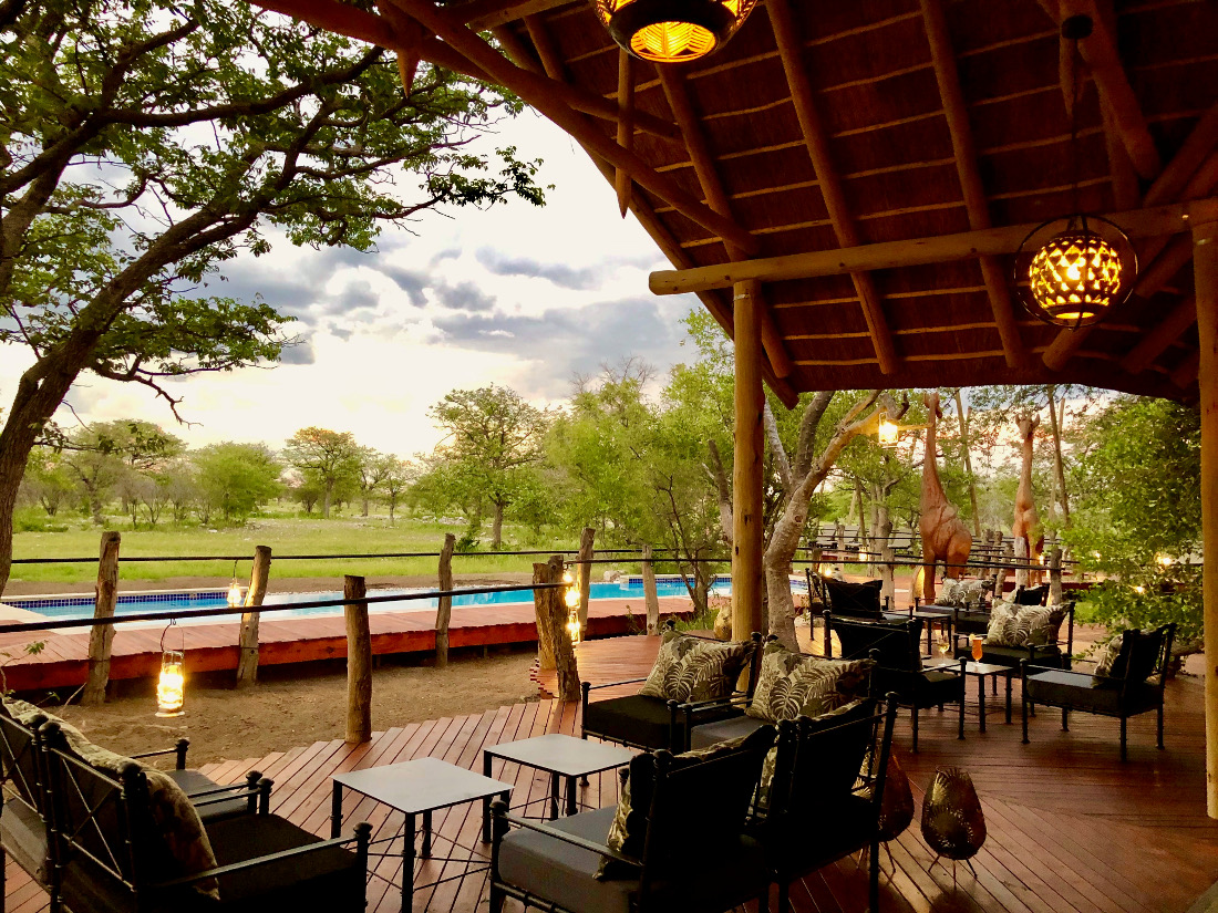 Namibia Etosha Oberland Lodge Lounge Iwanowskis Reisen - afrika.de