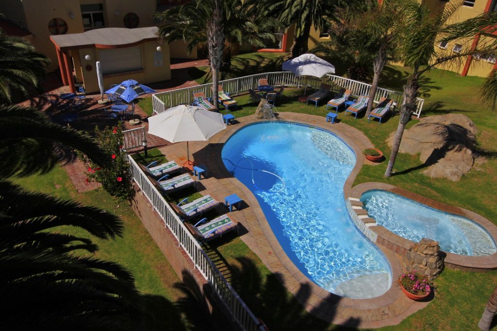 Namibia Lüderitz Nest Hotel Pool Iwanowskis Reisen - afrika.de