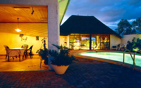 Namibia Windhoek Tamboti Guesthouse Pool Iwanowskis Reisen - afrika.de