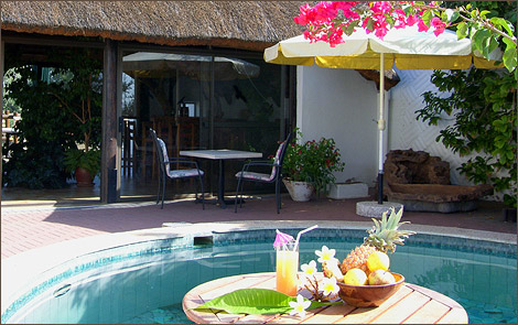 Namibia Windhoek Tamboti Guesthouse Pool Iwanowskis Reisen - afrika.de
