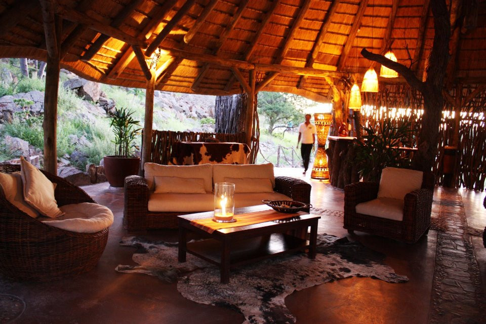 Namibia Sesfontein Khowarib Lodge Lounge Iwanowskis Reisen - afrika.de