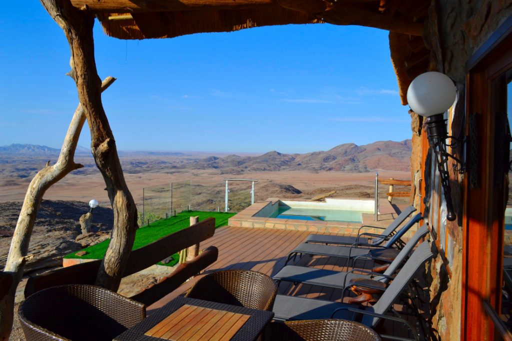 Namibia Namib Hochland Namib's Valley Lodge Terrasse Iwanowskis Reisen - afrika.de