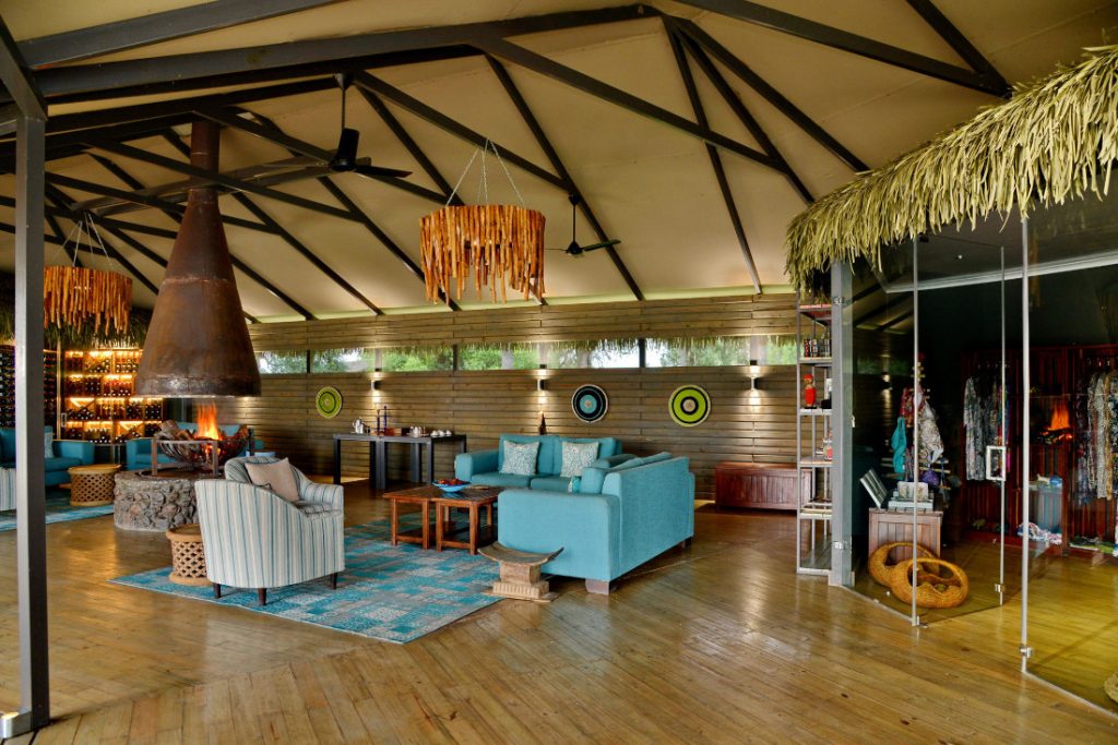 Simbabwe Victoria Falls Chundu Island Lodge Loungebereich Iwanowskis Reisen - afrika.de