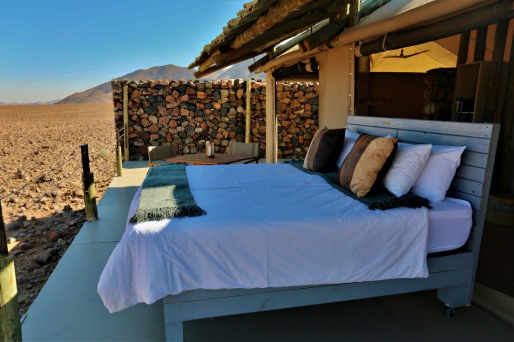 Namibia Sesriem Elegant Desert Camp Außenbett Iwanowskis Reisen - afrika.de