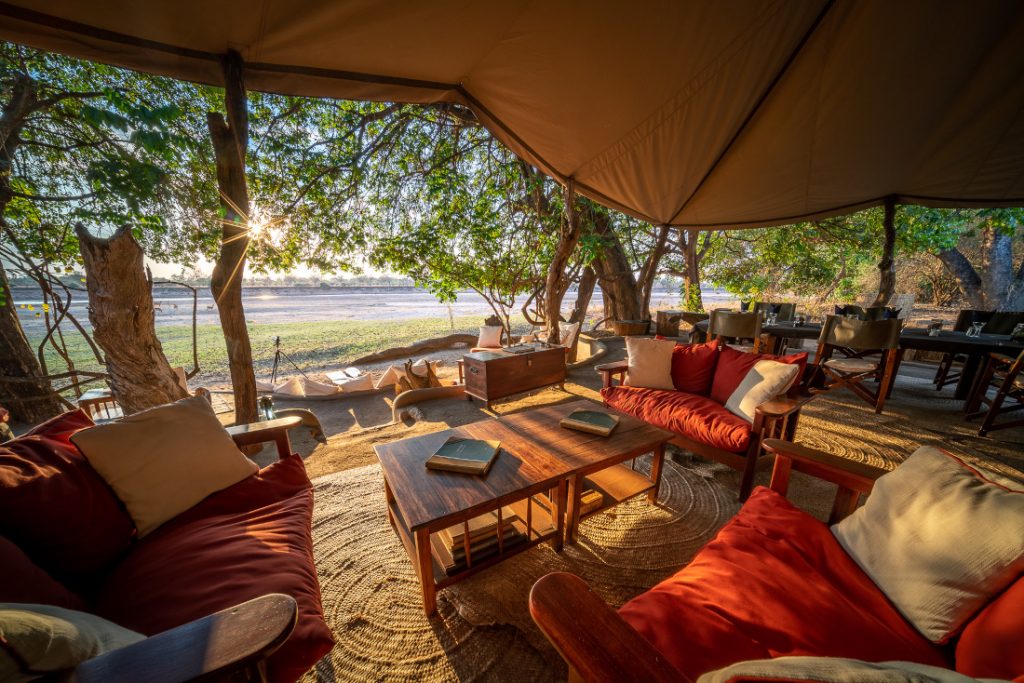 Sambia South Luangwa National Park Tena Tena Camp Lounge Iwanowskis Reisen - afrika.de