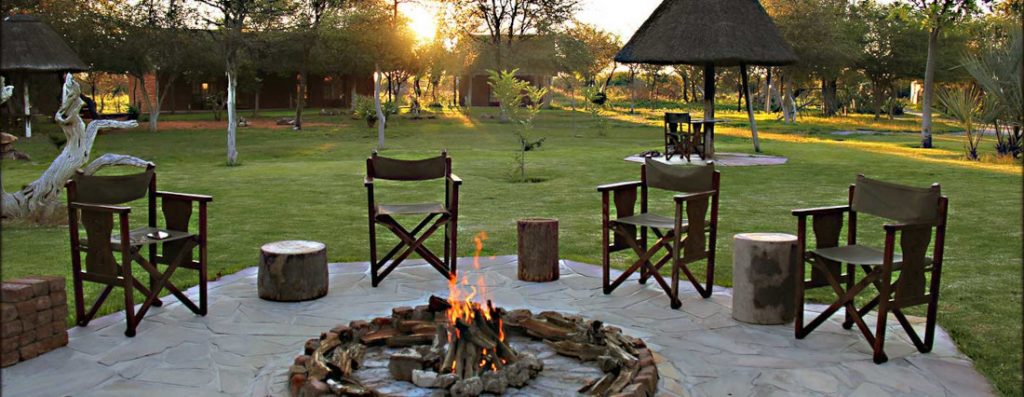 Namibia Grootfontein Fiume Lodge Feuerstelle Iwanwoskis Reisen - afrika.de