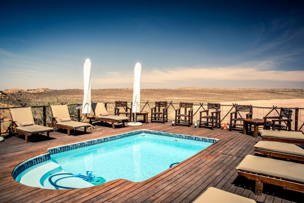 Südafrika Kgalagadi Tranfrontier Park Xaus Lodge Pool Iwanowskis Reisen - afrika.de