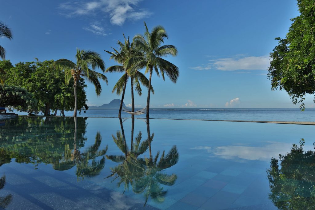 Mauritius Flic en Flac Maradiva Resort Pool Iwanowskis Reisen - afrika.de
