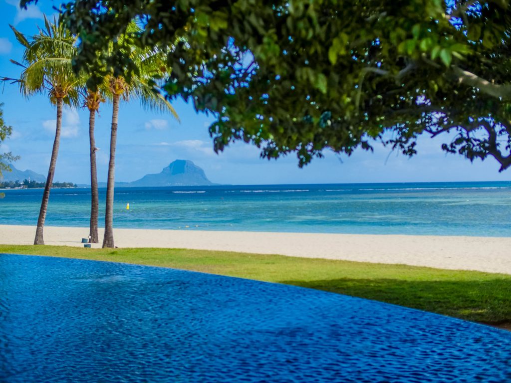 Mauritius Flic en Flac Maradiva Resort Strand Iwanowskis Reisen - afrika.de