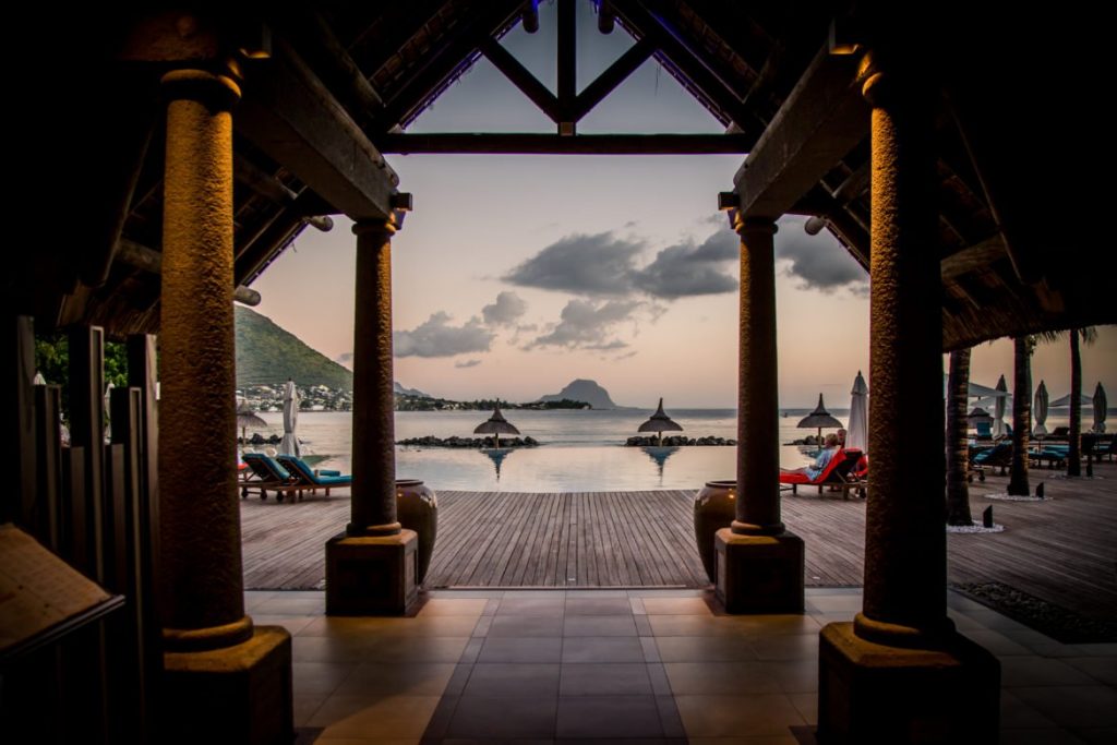 Mauritius Flic en Flac Sand Suites Resort Pool Iwanowskis Reisen - afrika.de