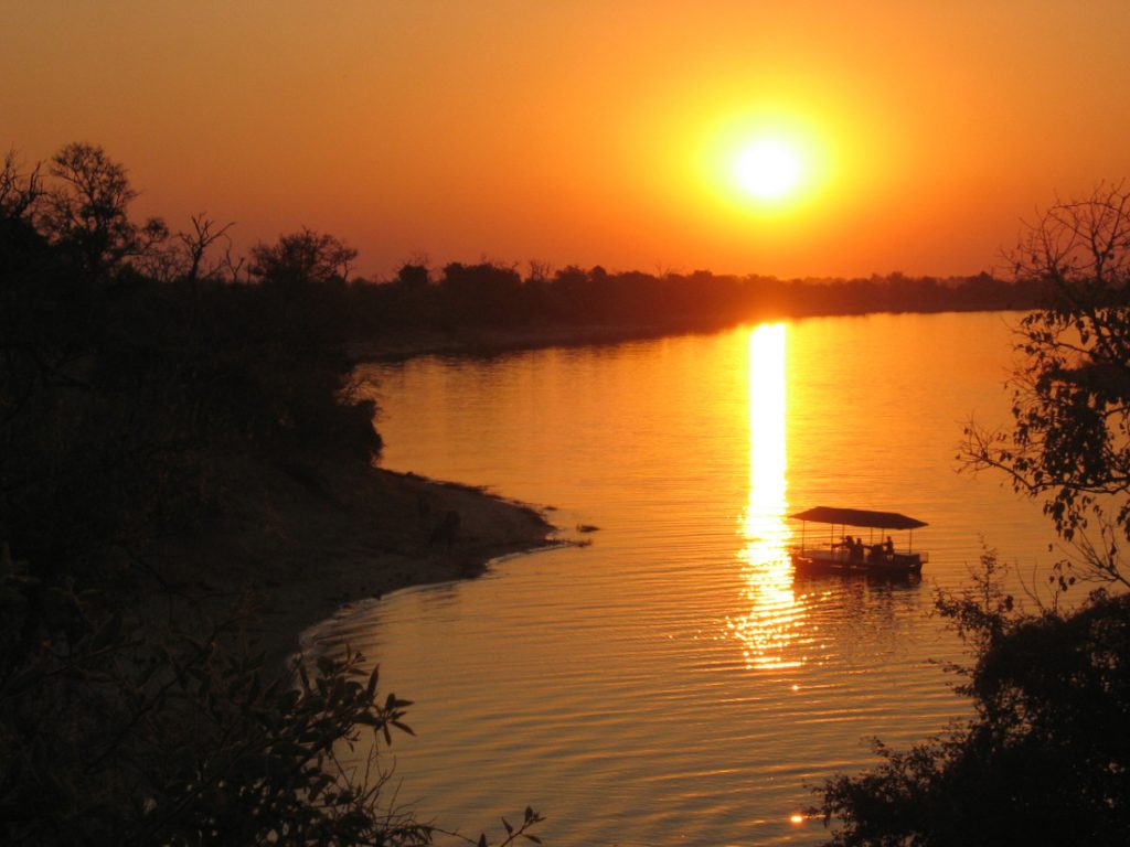 Botwana Chobe Nationalpark Bootsfahrt Sonnenuntergang Sunway Iwanowskis Reisen - afrika.de