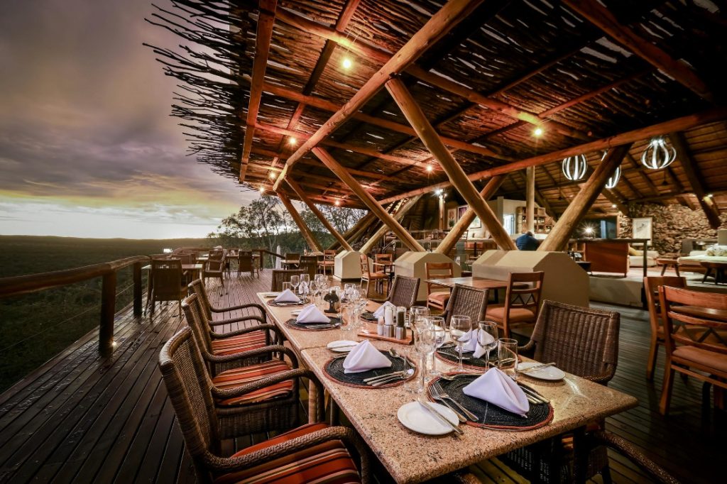 Namibia Etosha Ongava Lodge Restaurant Iwanowskis Reisen - afrika.de