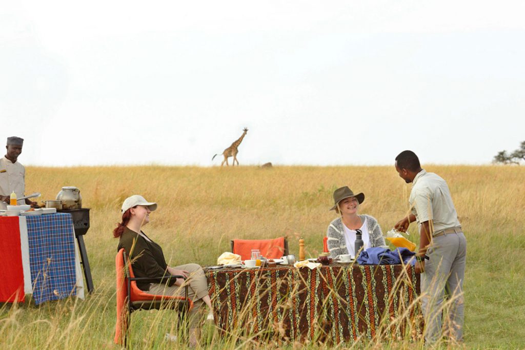 Tansania Serengeti Olakira Camp Buschfrühstück Iwanowskis Reisen - afrika.de