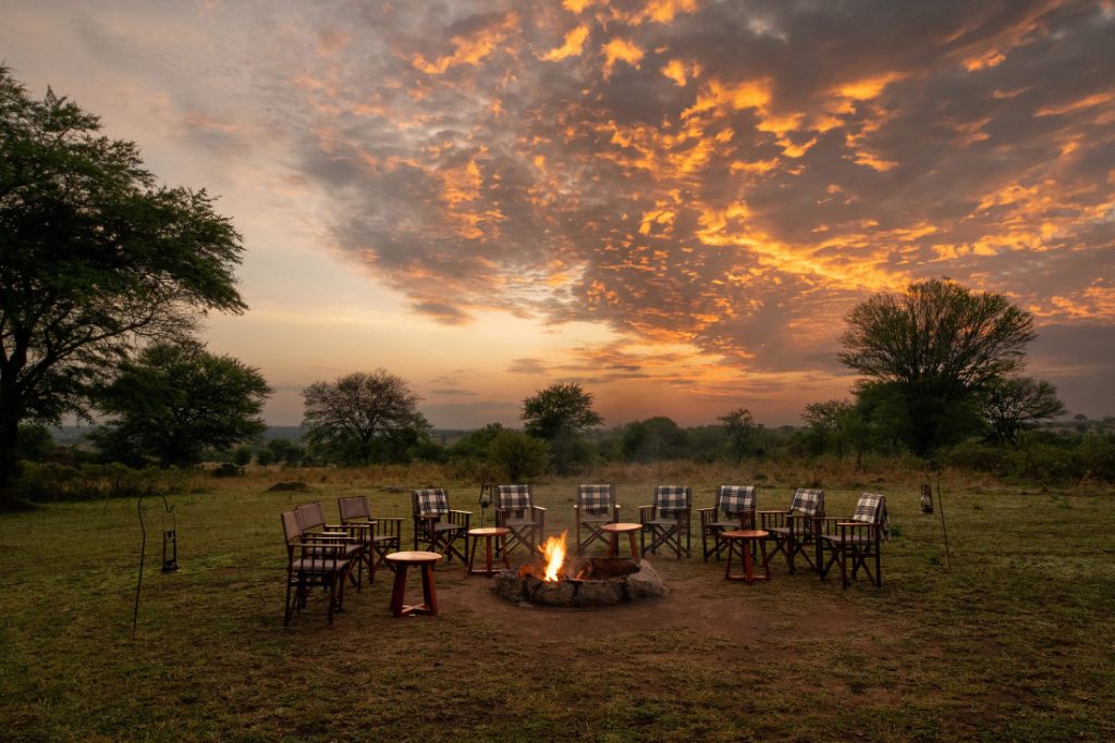 Tansania Serengeti Sayari Camp Feuerstelle Iwanowskis Reisen - afrika.de