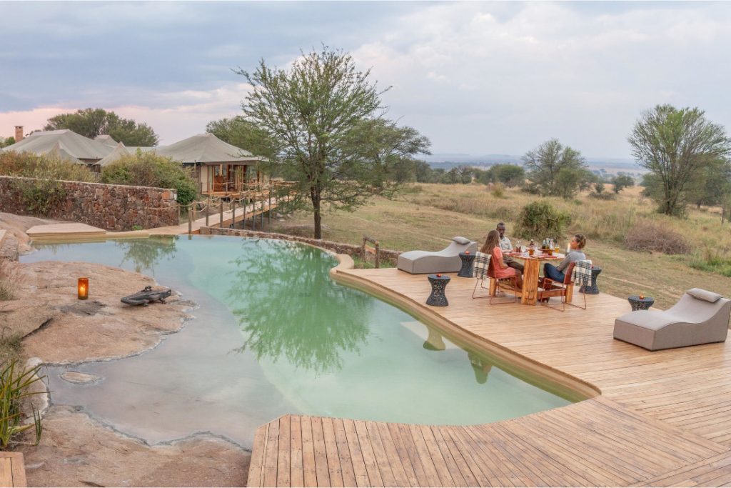 Tansania Serengeti Sayari Camp Pool Iwanowskis Reisen - afrika.de