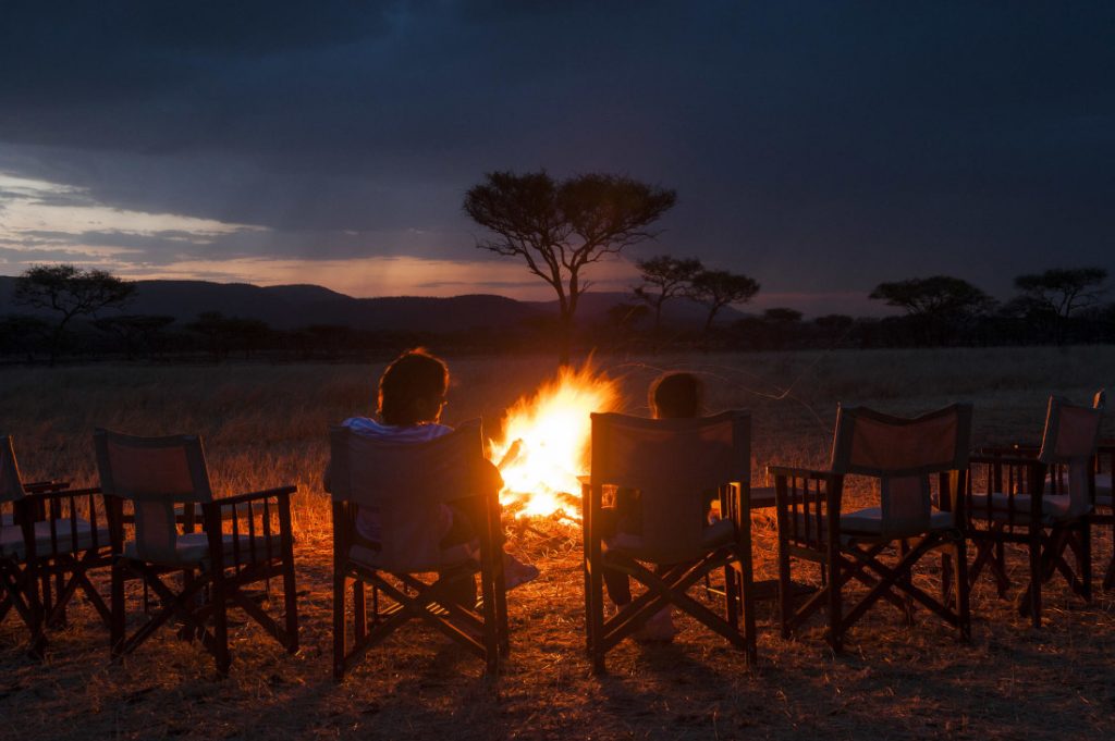 Tansania zentrale Serengeti Kati Kati Camp Feuerstelle Iwanowskis Reisen - afrika.de