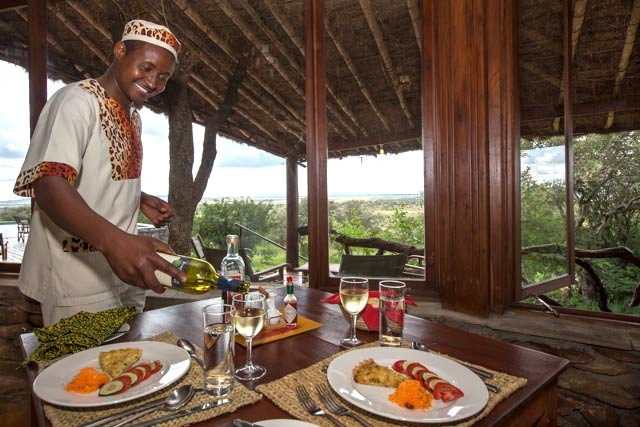 Tansania Serengeti Simba Lodge Mittagessen Iwanowskis Reisen - afrika.de