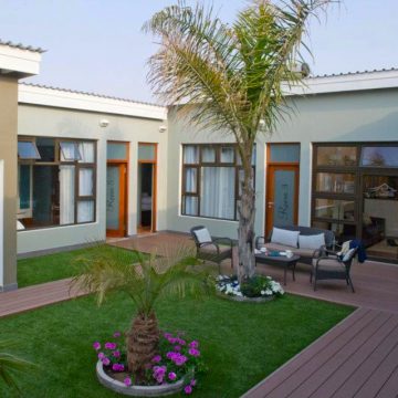 Namibia Swakopmund Namib Guesthouse Innenhof Iwanowskis Reisen - afrika.de