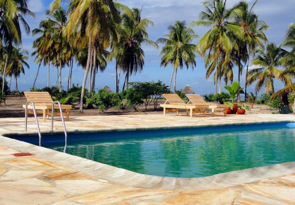 Tansania Sadaani National Park Kijongo Bay Resort Pool Iwanowskis Reisen - afrika.de