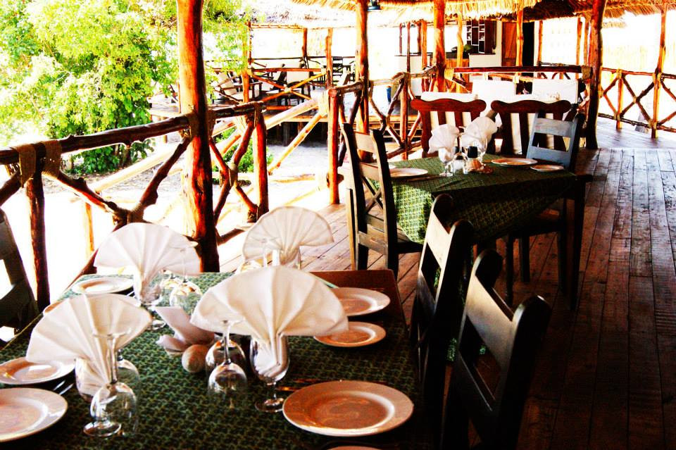 Tansania Sadaani National Park Kijongo Bay Resort Restaurant Iwanowskis Reisen - afrika.de
