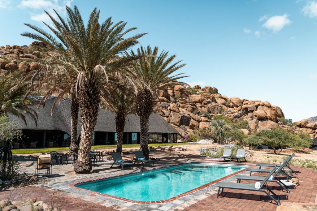 Namibia Damaraland Ai Aiba Rockpainting Lodge Pool Iwanowskis Reisen - afrika.de