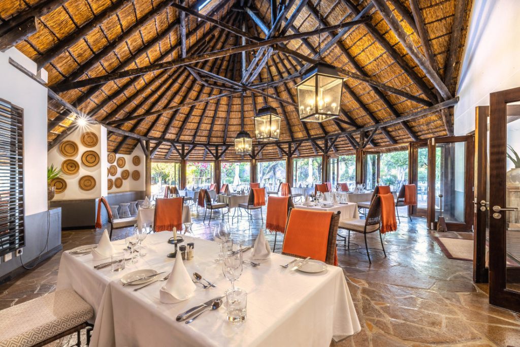 Namibia Etosha National Park Mushara Lodge Restaurant Iwanowskis Reisen - afrika.de