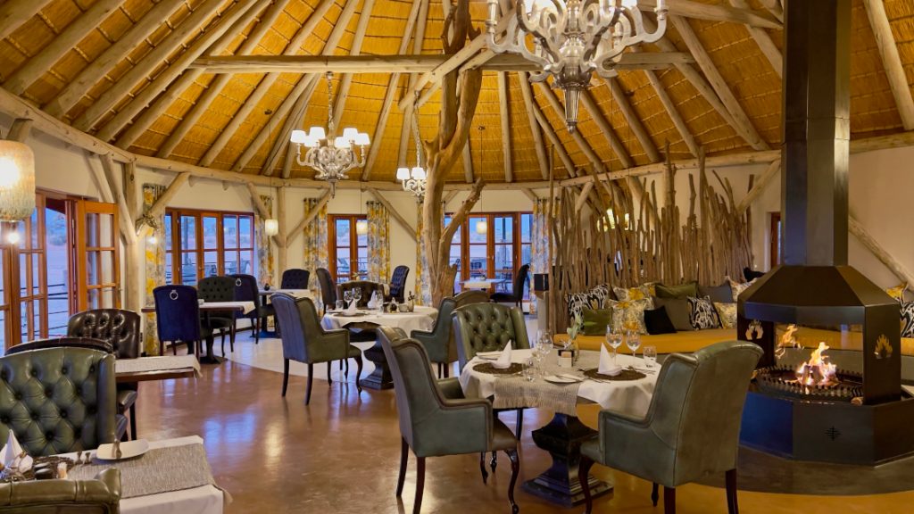 Namibia Kalahari Red Dunes Lodge Restaurant Iwanowskis Reisen - afrika.de