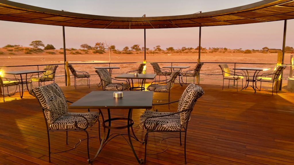 Namibia Kalahari Red Dunes Lodge Restaurant Außenbereich Iwanowskis Reisen - afrika.de
