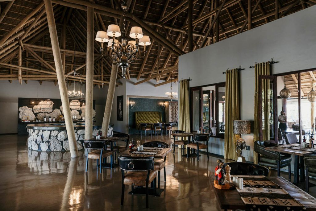Namibia Etosha Oberland Lodge Restaurant Iwanowskis Reisen - afrika.de