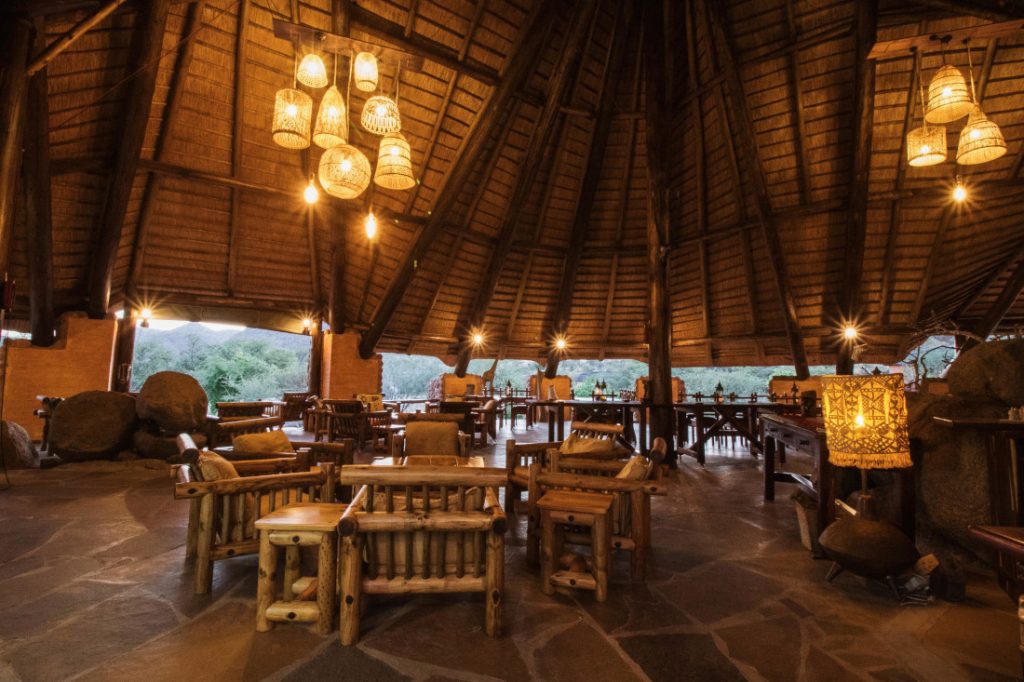 Namibia Damaraland Huab Lodge Restaurant Iwanowskis Reisen - afrika.de
