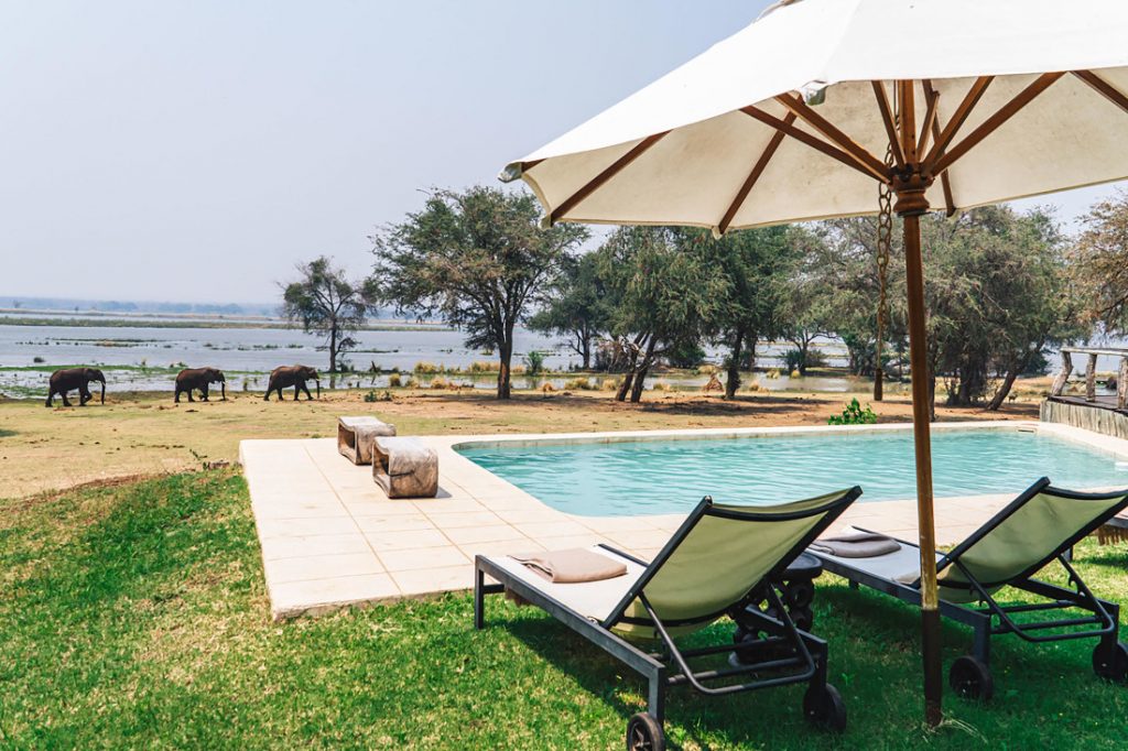 Sambia Lower Zambezi National Park Anabezi Luxury Tented Camp Pool Iwanowskis Reisen - afrika.de
