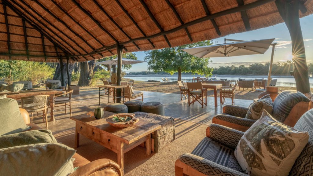 Sambia South Luangwa NP Time + Tide Mchenja Camp Lounge Iwanowskis Reisen - afrika.de